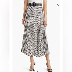 New! Nikki Lund Brit‎ Print Pleated Maxi Skirt
In Black Sz Medium $150